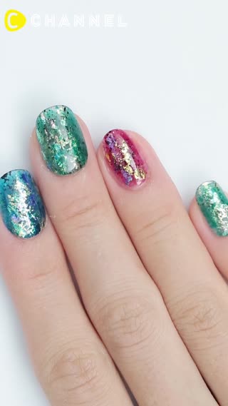 可愛く目立てる♡キラキラポンポンネイル