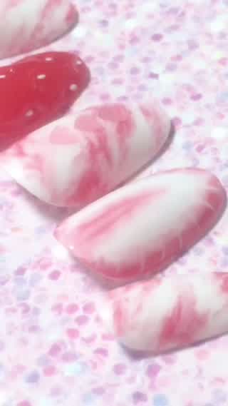 【今にも果汁が溢れそう！？】リアルな苺ネイルの描き方