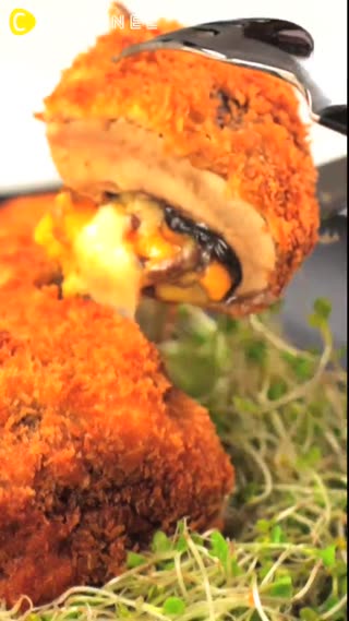 塞了滿滿起司的巨大炸蘑菇