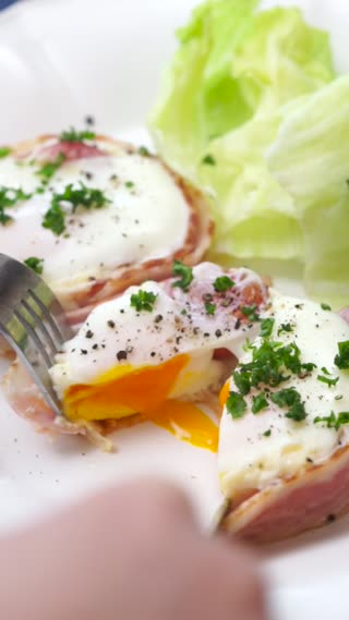 ไข่ลาวาในถ้วยเบค่อน 