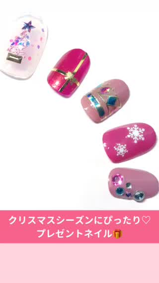 クリスマスシーズンにぴったり♡プレゼントネイル