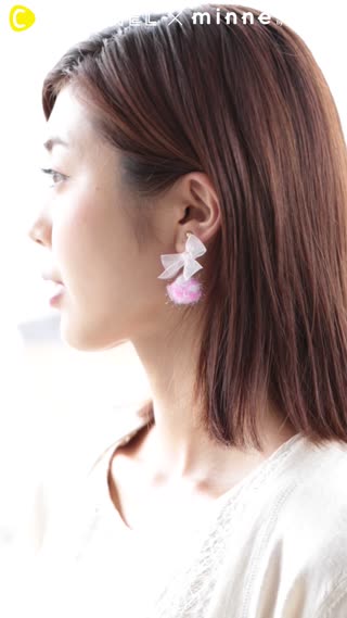 ピンク×ピンクの毛糸でつくられる、魅惑の「ぽんぽん惑星イヤリング」