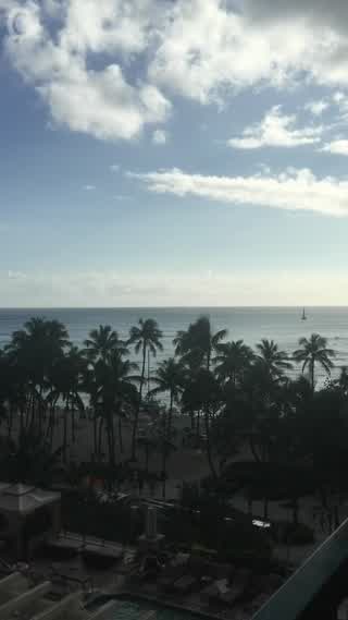 aloha！！ハワイのwikikibeachの景色とご飯です