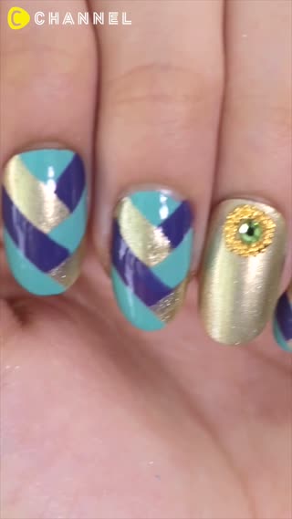 ทาเล็บแบบสลับโทนสีฟ้าทอง