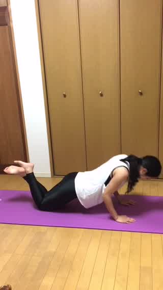 ぷにぷに二の腕卒業！？膝をついて楽に腕立て伏せ！