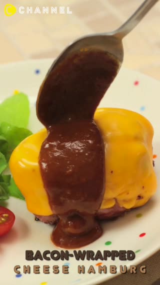 แฮมเบิร์กเนื้อโปะชีสราดซอสเดมิกลาส