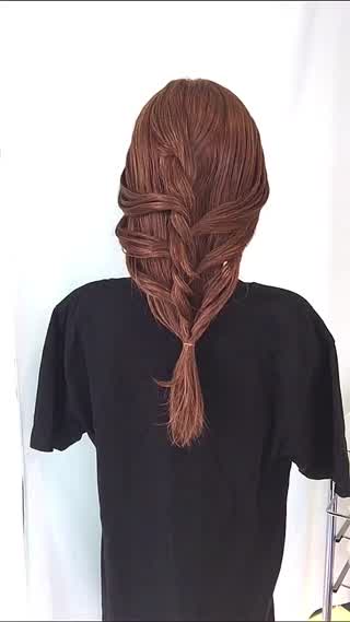 普段のヘアアレンジに飽きたら‼️普段と少し違った簡単ツイストアレンジです‼️