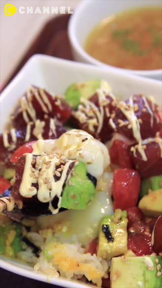 ข้าวทูน่าอโวคาโด และไข่ออนเซ็น