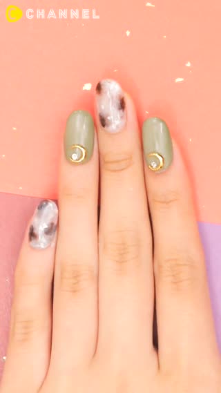 以白色指甲的玳瑁指彩打造出優雅的時髦指彩♡