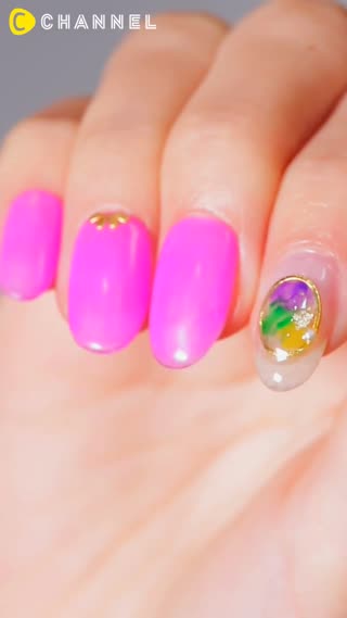 เล็บลายเรโทรสีสันสดใส