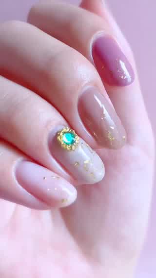 指輪のような輝きを爪にも♡エメラルドネイル