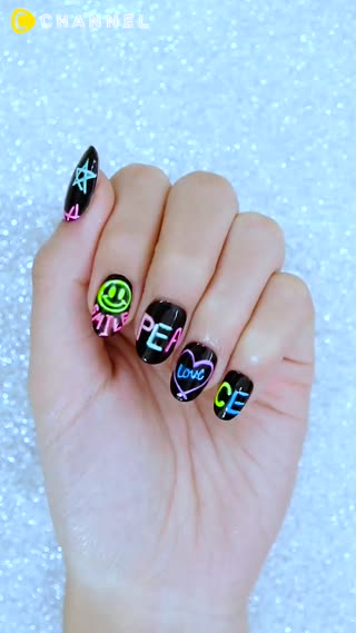 フェスシーズンにぴったり♡ネオン管ネイル