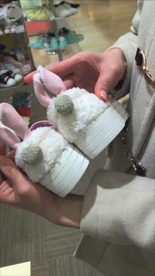 お台場ダイバーシティESPERANZAで、うさぎを発見！うさ耳スリッポン！