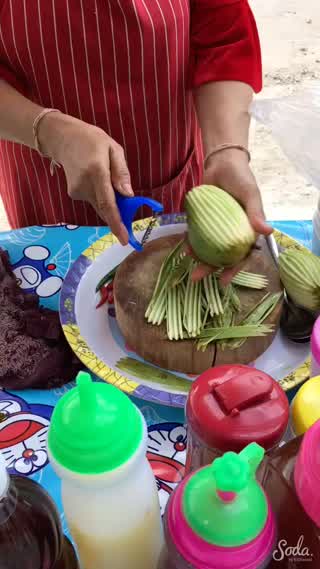 Thai Spicy mango salad ยำมะม่วงปลากรอบ