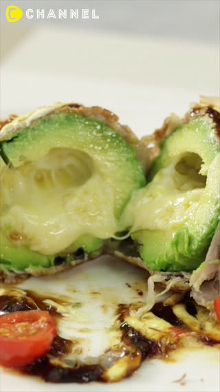 อะโวคาโดห่อหมูย่างกระทะ  ชุ่มฉ่ำด้วยชีส 