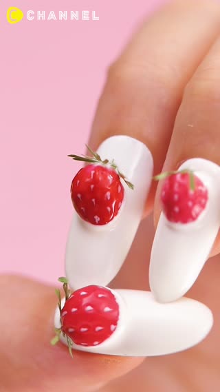 White Chocolate Plump Strawberry Nails🍓