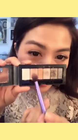 [Vietnam] Applying shimmering eyeshadow
