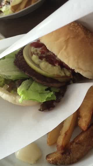 鎌倉のおしゃれカフェ！海を見ながら芸者バーガー！