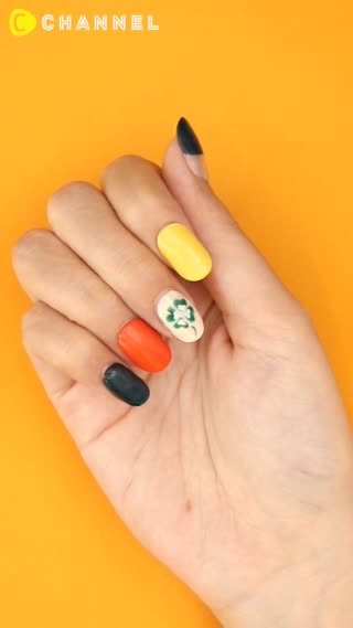 幸せを呼び込む♡四つ葉のクローバーネイル