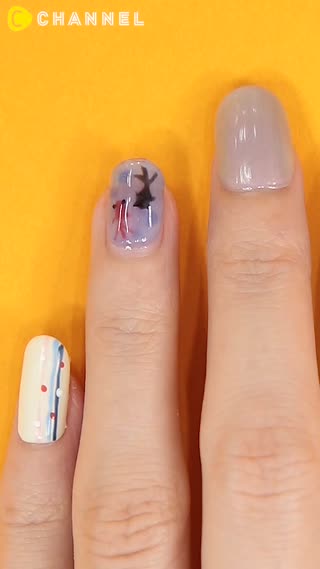 透明感にきゅん♡涼し気金魚ネイル