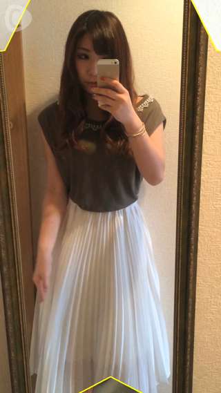 カーキ×ホワイトの夏先取りコーデ