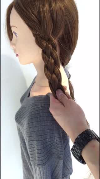 四つ編みの比較動画です‼️上から通すか下から通すかで仕上がりが変わります‼️