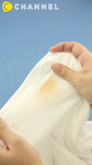 脫下衣服時領口沾到粉底了！這種狀況常常發生。