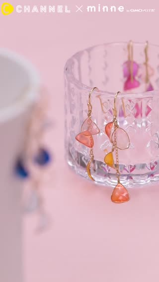 ビタミンカラーで明るく元気な耳元を演出「はなびらのピアス」