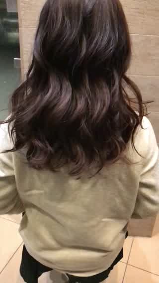 黒染めをしている方必見 ハイライトで髪を無理せず明るくふんわりベージュに出来ます