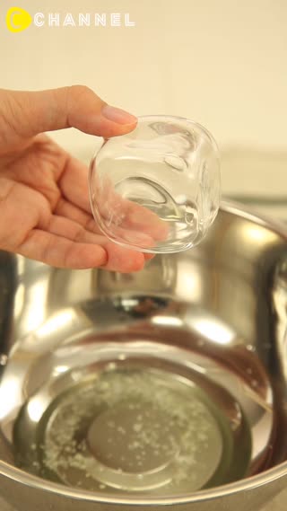 口の狭い容器の内側の汚れを簡単に落とす裏ワザ