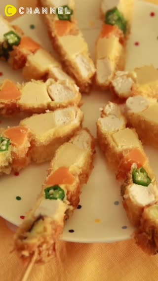 正中央有著秋葵製成的星形呢☆可愛的串炸肉捲