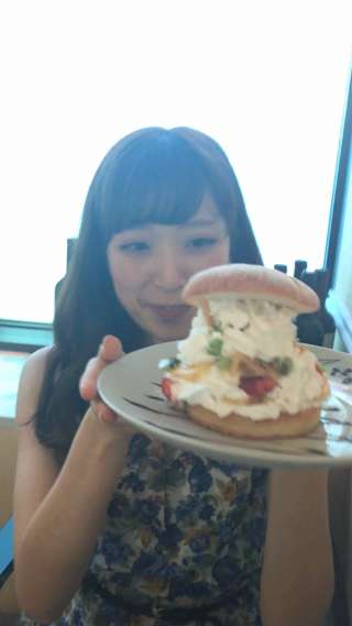 生クリームたっぷり♡原宿に期間限定スイーツバーガーが気になる！