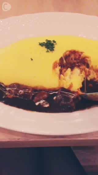 チーズがとろーり伸びる！オムライスやさん「卵と私」！