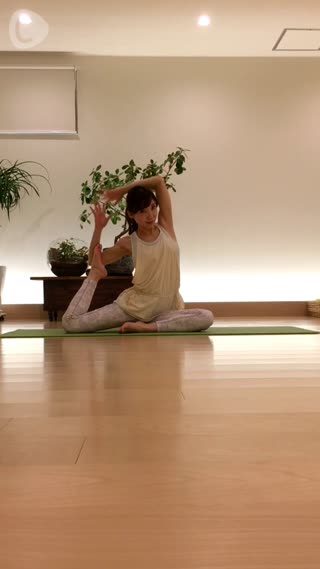全身のバランスを整える鳩のポーズ
