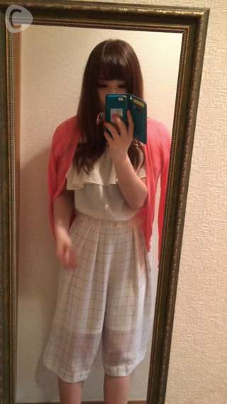 トレンドのガウチョパンツでフェミニンコーデ