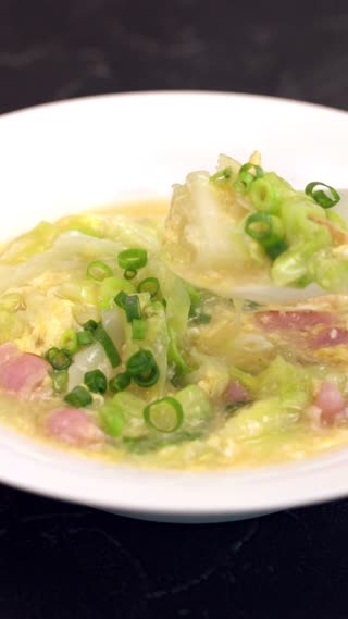 不需要刀子也能做料理♪培根高麗菜燴飯