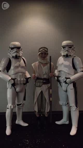 スターウォーズ/フォースの覚醒 公開前の会場もライトセーバーでピカピカ