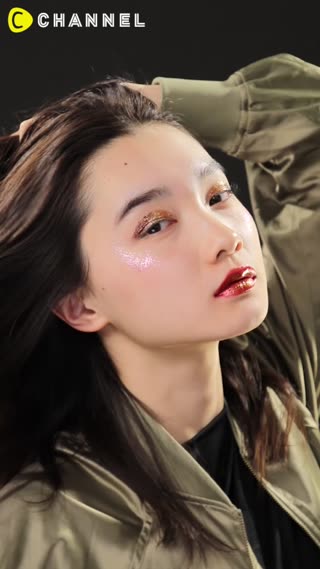 ฉีกทุกกฏการแต่งหน้าด้วยพาเลทกลิตเตอร์ 