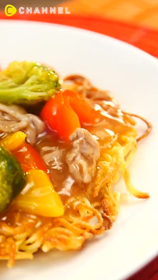 ราดหน้าเส้นโซบะทอดราดซอสหมูผักรวม