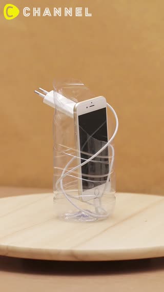 Gantungan Charger dari Botol Plastik