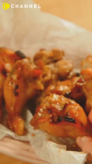 只要事先醃漬好，再烘烤就能完成♡簡單又軟嫩的蜜汁棒棒腿