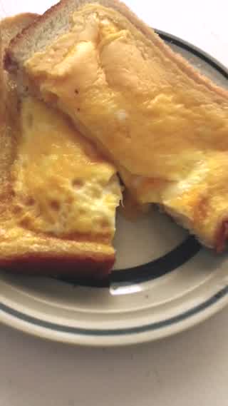 朝食にピッタリ！とろとろ卵チーズサンド