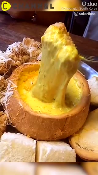 ชีสดิปในชามขนมปัง จุ่มไก่ทอดแล้วยืดดดด