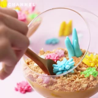 這是什麼好有趣？鋪滿鮮艷植物的魚缸