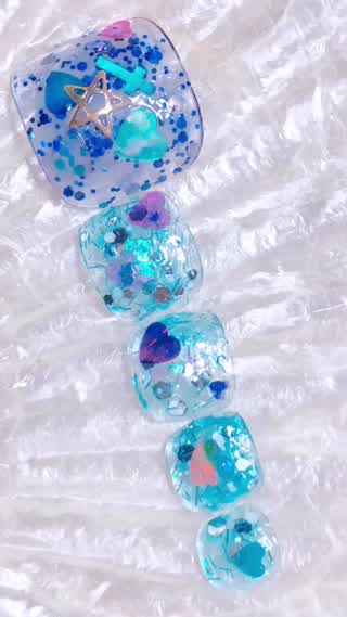 角度によって色が変わる⁉️不思議なホログラムフットネイル