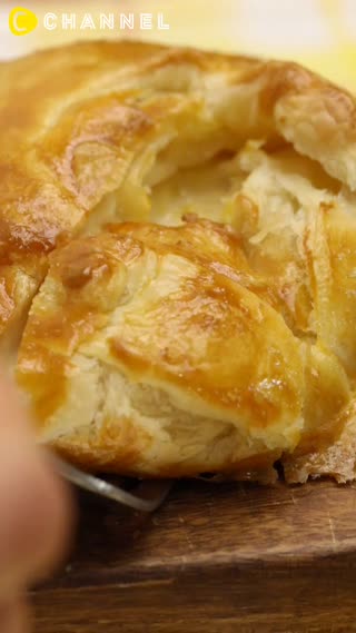 包入整個卡門貝爾起司的濃郁烤派