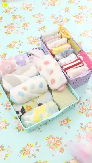 Menyimpan Kaos Kaki dan Handuk