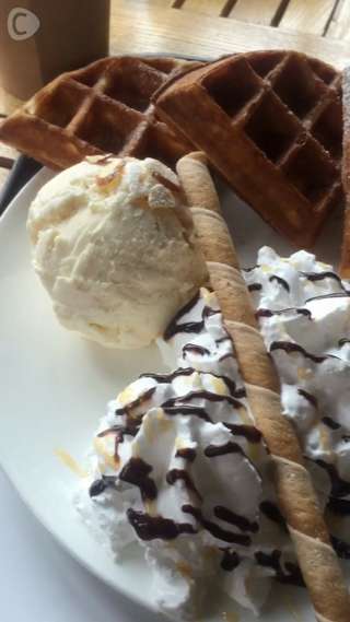 海を見ながらワッフルを楽しむ @Harbor Front Coffee