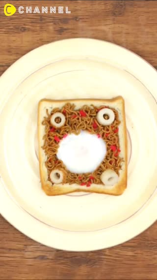 當早餐或宵夜都很適合♡10分鐘完成超豐富炒麵吐司